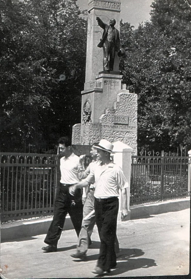 Возле  памятника  Ленину, 1962 год.