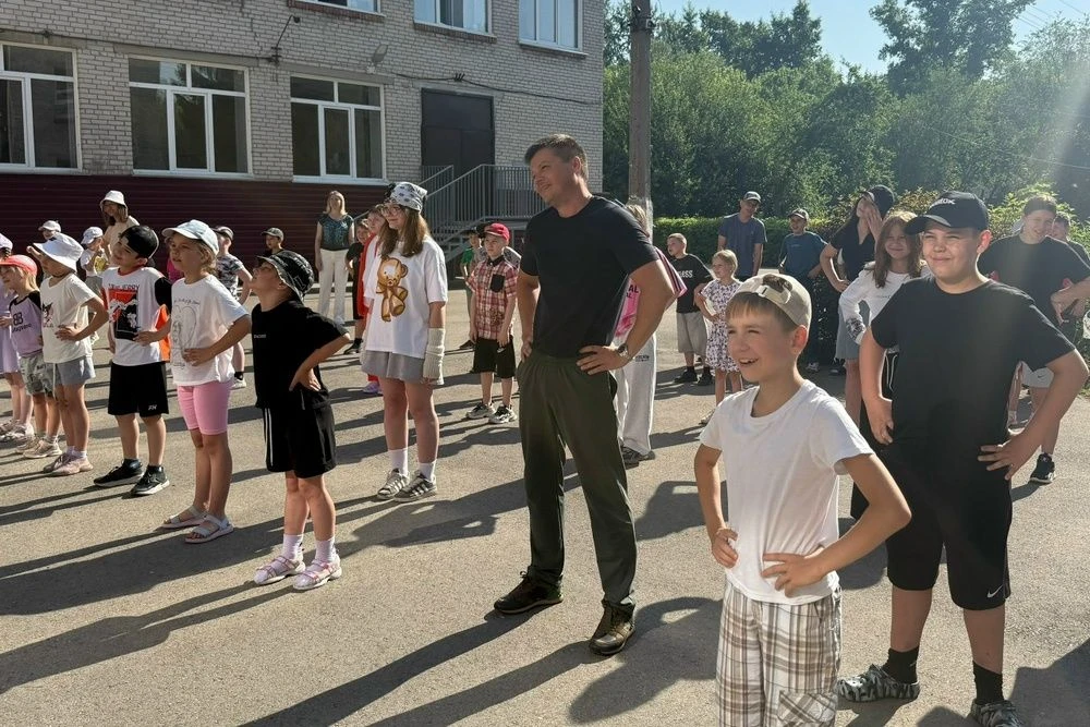 🤸 Александр Лисицын провел утреннюю зарядку вместе с учениками барнаульской школы №75