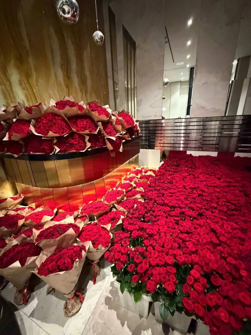 🌹 Кто-то настолько сильно влюбился, что решил подарить розы почти на 70 миллионов рублей.

В жилом 