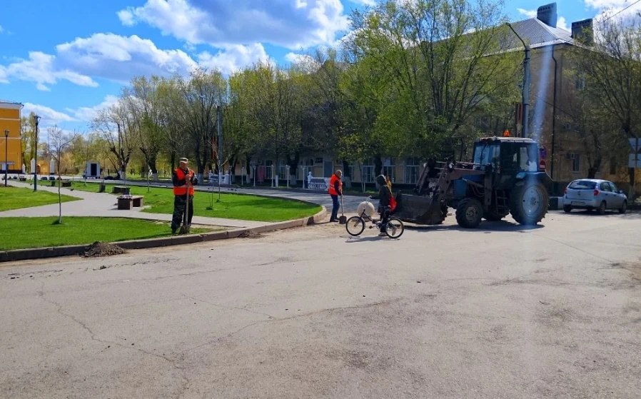🧹 Сотрудники МКУ «Чистый город» продолжают работы по очистке дорог от наносного грунта  В городе не 