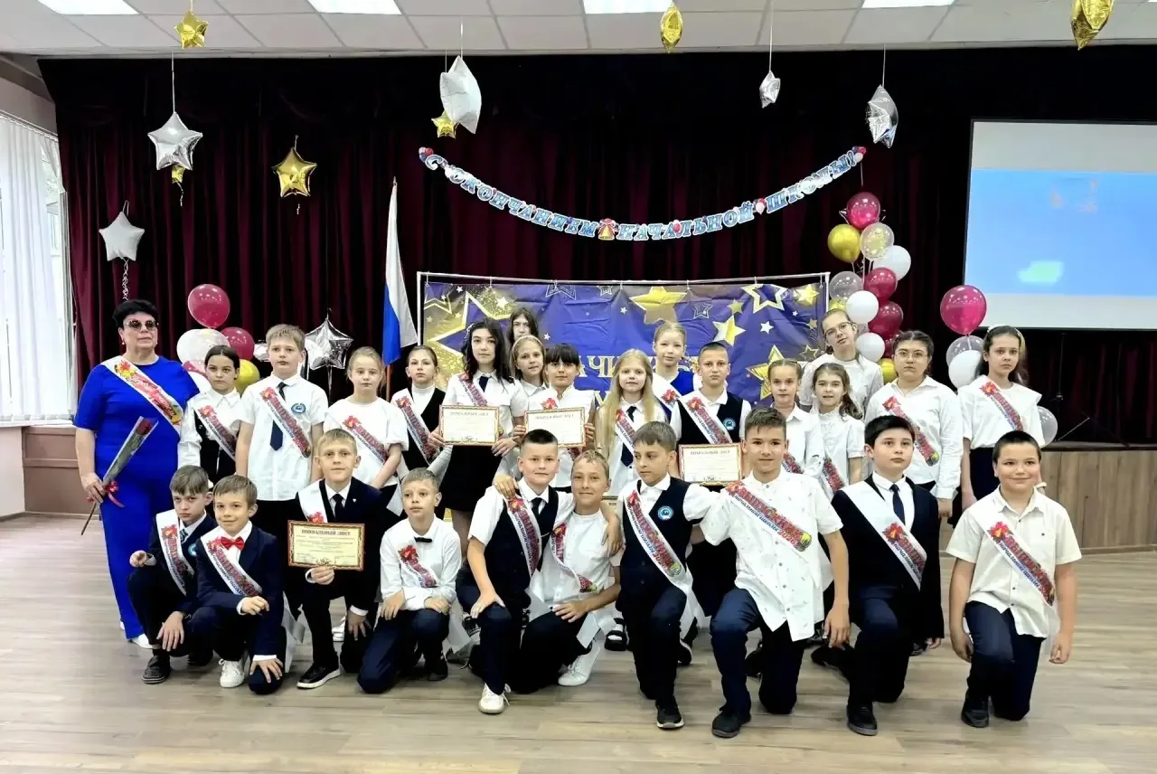 🔔 🔔 🔔  💫 25 мая 2025 г.  в актовом зале МОУ СШ № 5 состоялась торжественная линейка, посвящённая око