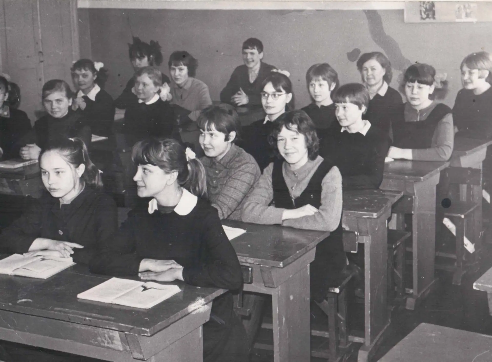 О школе вспоминают выпускники 1969 года 
"В 1969 году школу закончили 84 учащихся. Выпустили три 10-