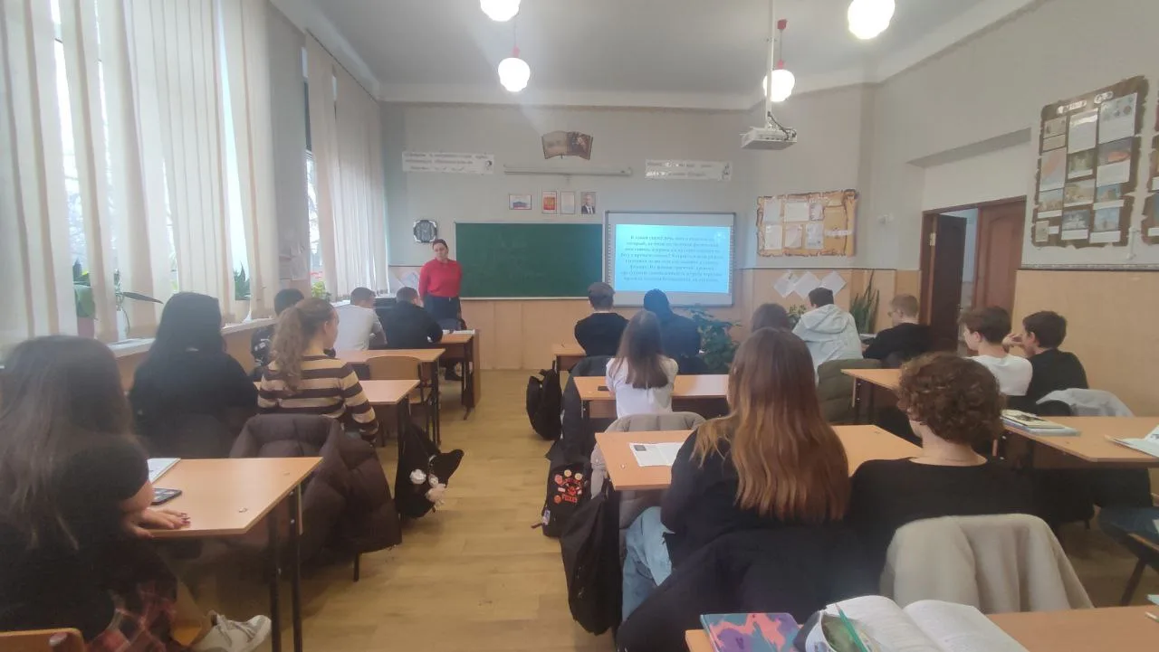 В рамках проведения тематических классных часов для обучающихся 9–11 классов по темам г...