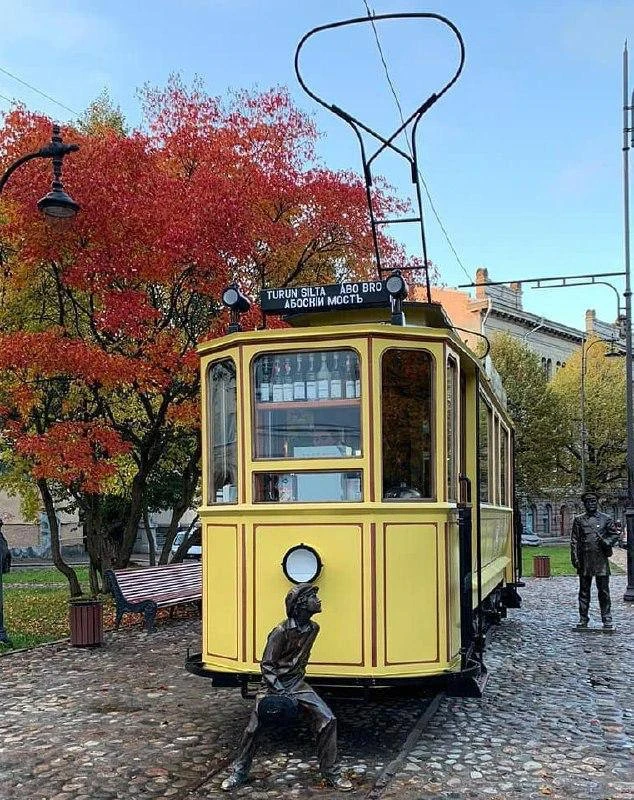 🚃 Кофейня «Выборгский трамвай» расположена в старинном трамвае, который был отреставри...