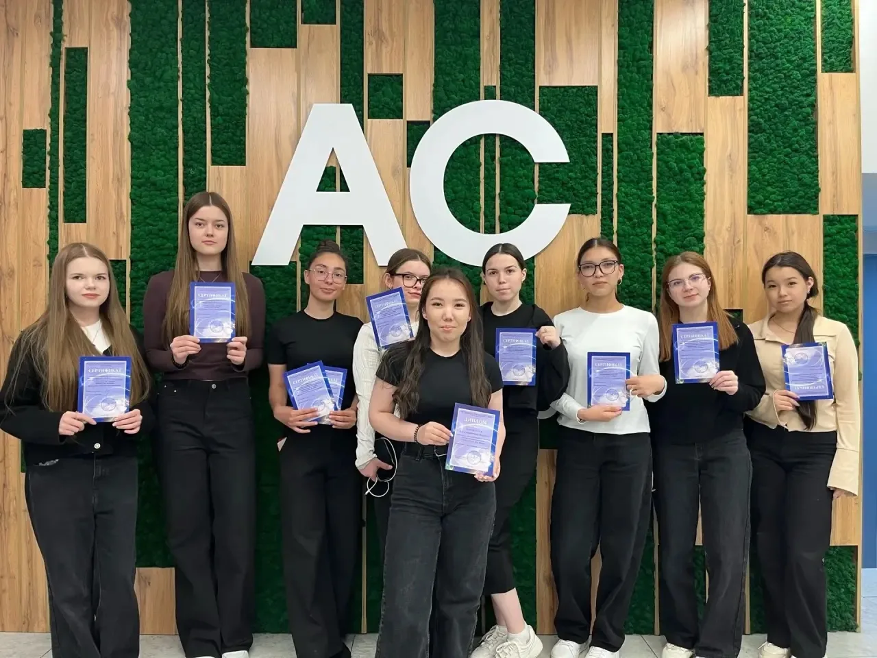 🏆 Наши студенты снова в числе лучших!  Студенты Академии сервиса достойно выступили на областных инт