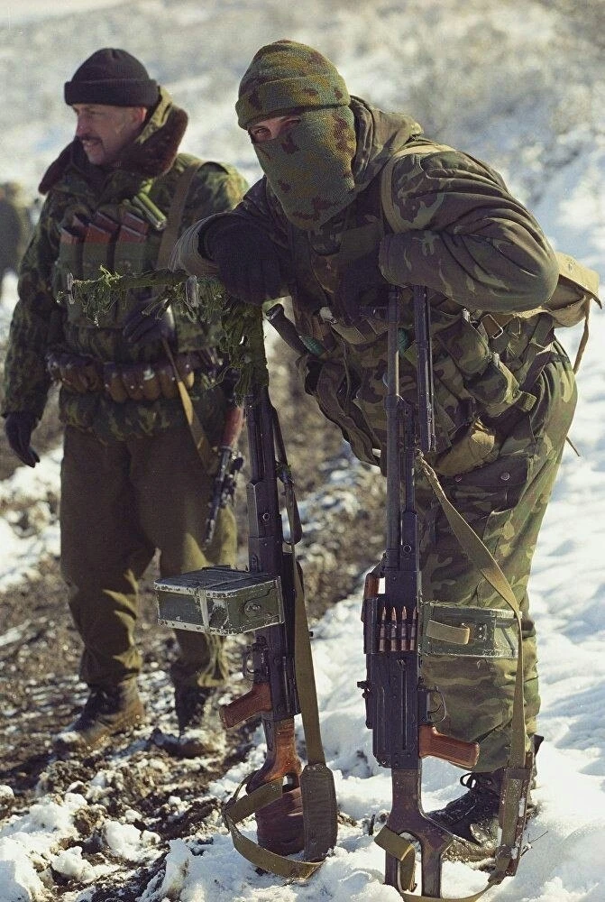 Подполковник Лебедь и боец ВДВ федеральных войск в заснеженных горах Северного Кавказа....