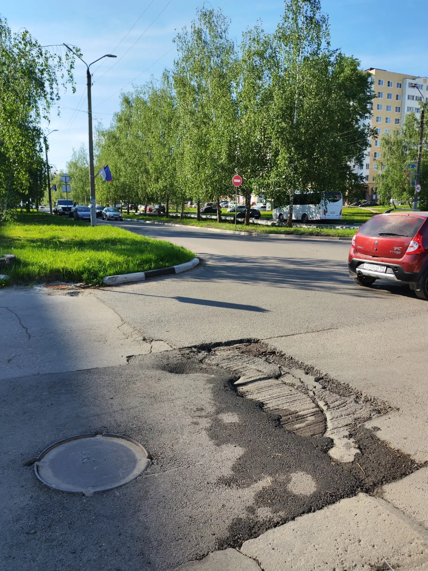 Почему когда залотали ямы вдоль Рачкова 18а, 2 недели назад эту оставили? Возле Пятерочки 18а.  Яма 