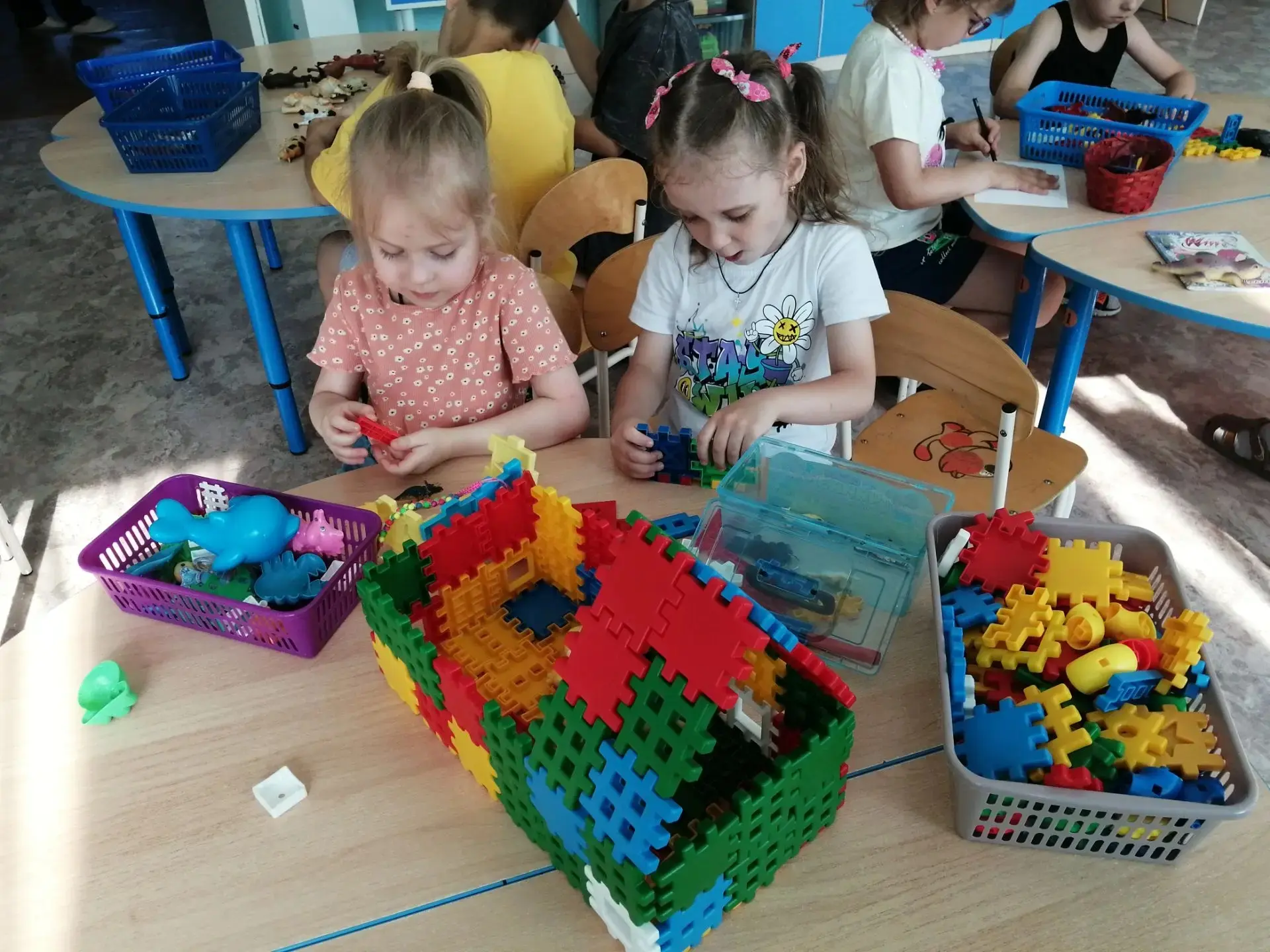 🎉 Ура, мы снова вместе! 

✨ Ребята подготовительной группы номер два встретились после недельного п