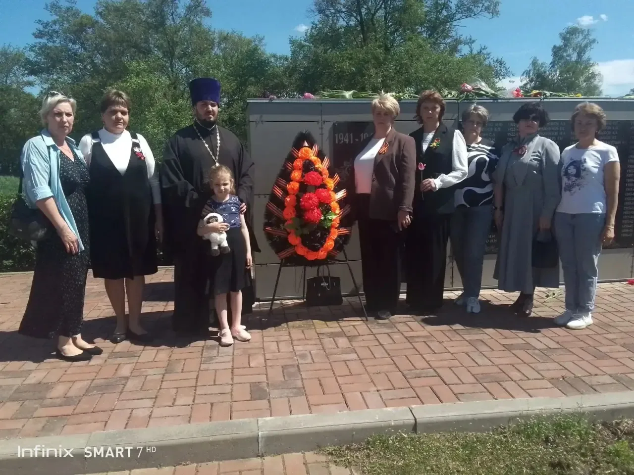 9 мая прошло возложение венков славы и цветов к памятнику погибшим односельчанам в чест...