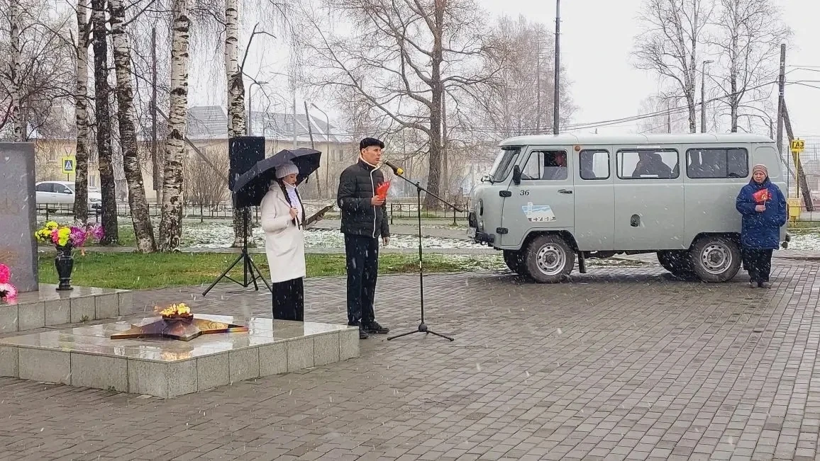 🇷🇺 Сегодня жители посёлка Калья возложили цветы к мемориалу у Вечного Огня.