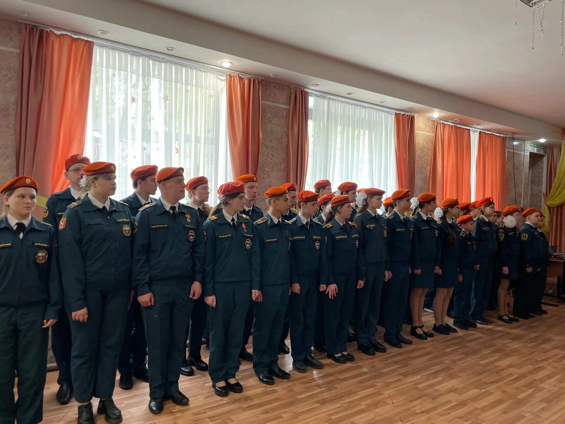 🔥 Кадеты МЧС #МОУСШ81 провели торжественное построение-митинг в честь Дня Пожарной охраны  Сегодня н