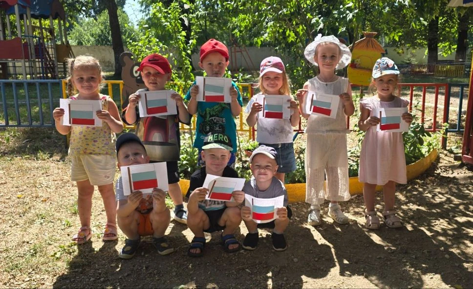 Наши юные патриоты сегодня творили красоту! Аппликация по мотивам Дня российского флага...