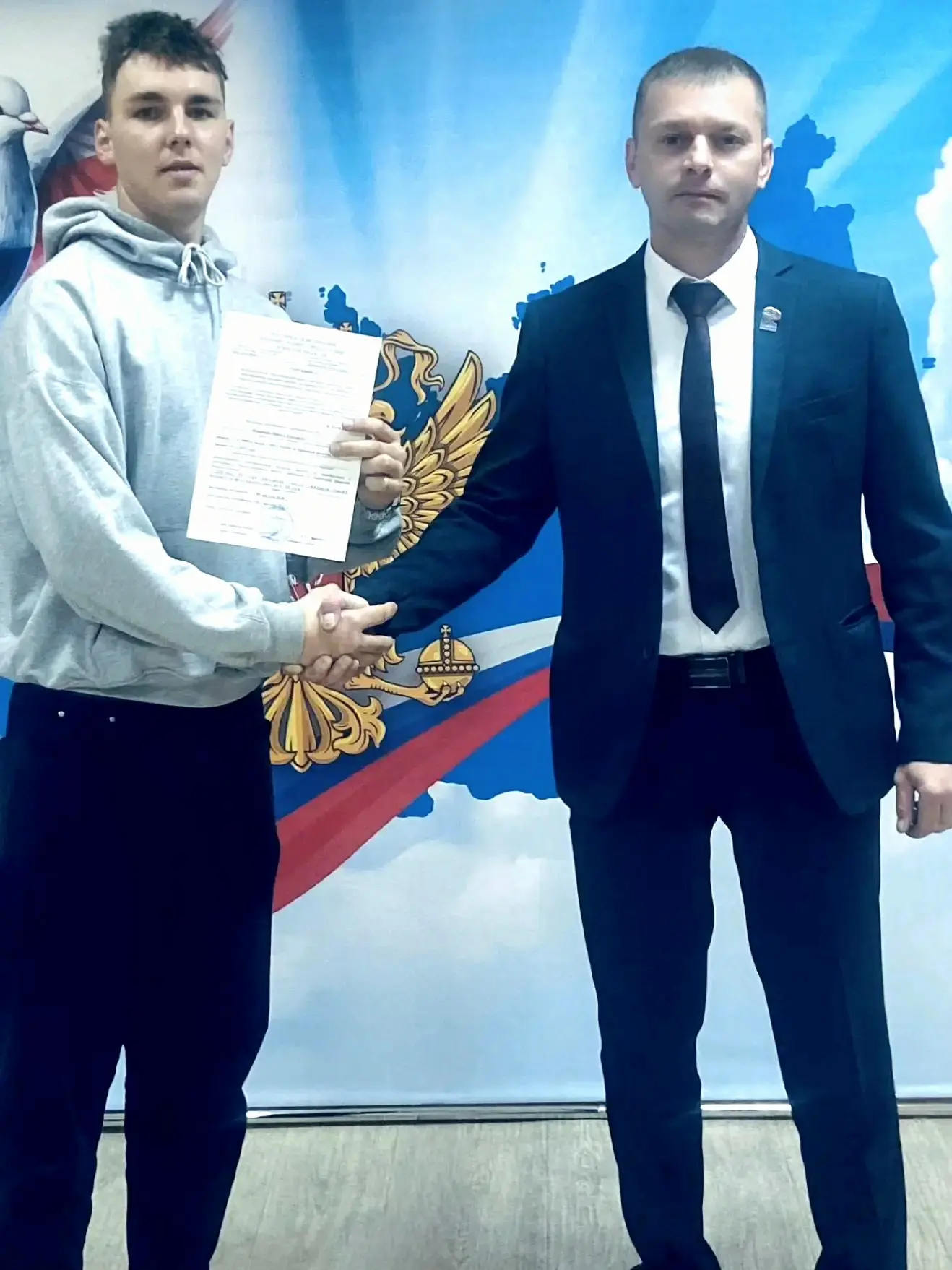 📃Сегодня особенный день в жизни Никиты — в администрации города ему вручён жилищный се...