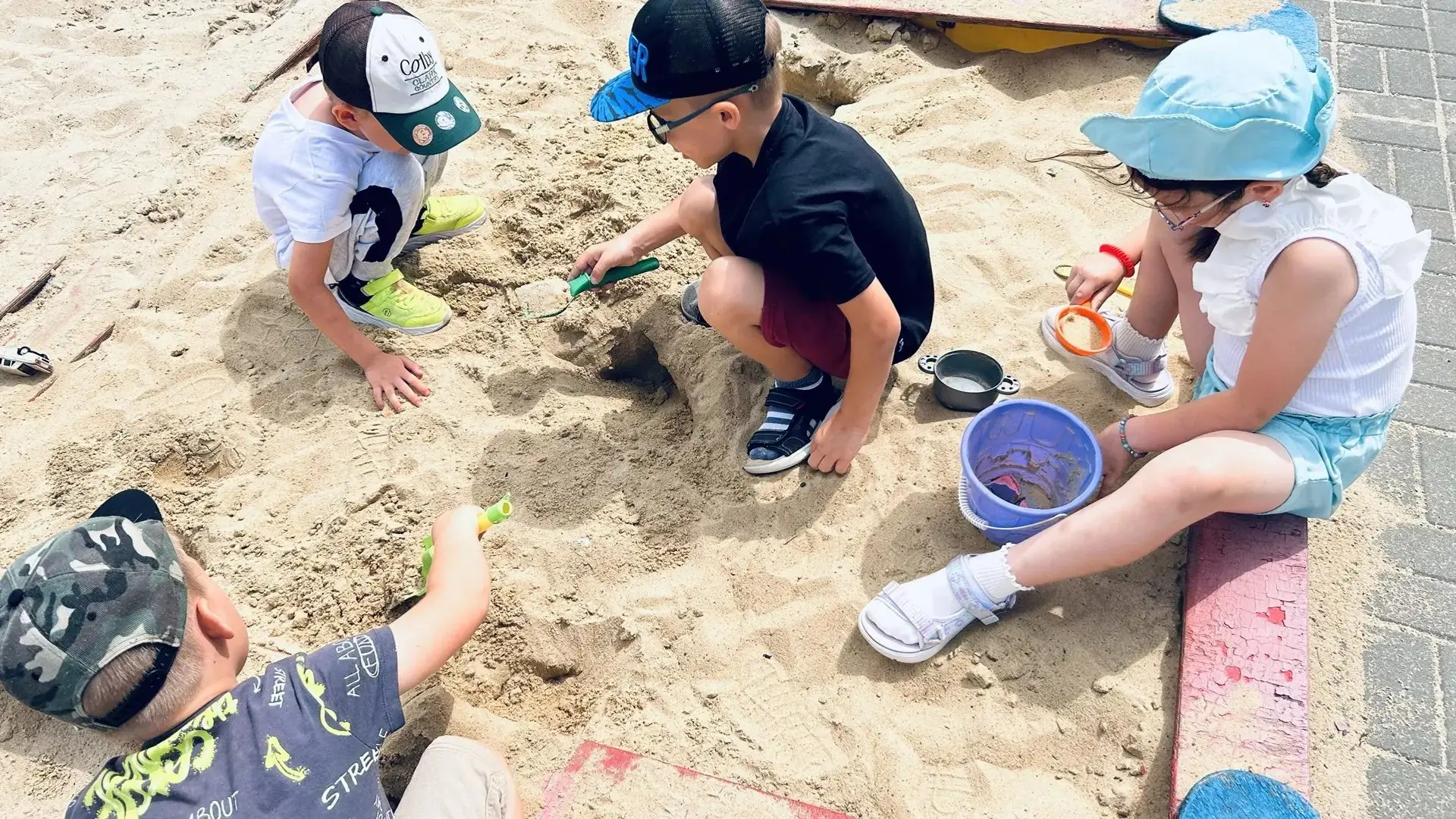В каждой песчинке — тайна далёких пустынь,
В капле воды — отражение небесной синевы,
А в лёгком дуно