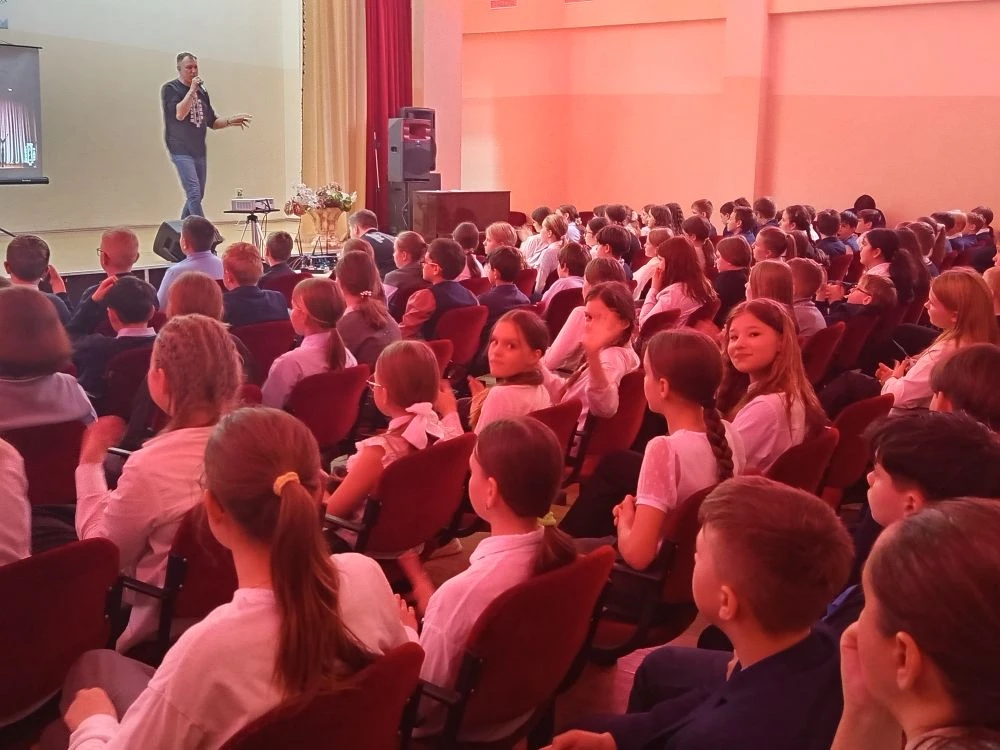 🎤 Сегодня в нашей гимназии состоялся концерт патриотической песни «Ни шагу назад»! В зале царила осо