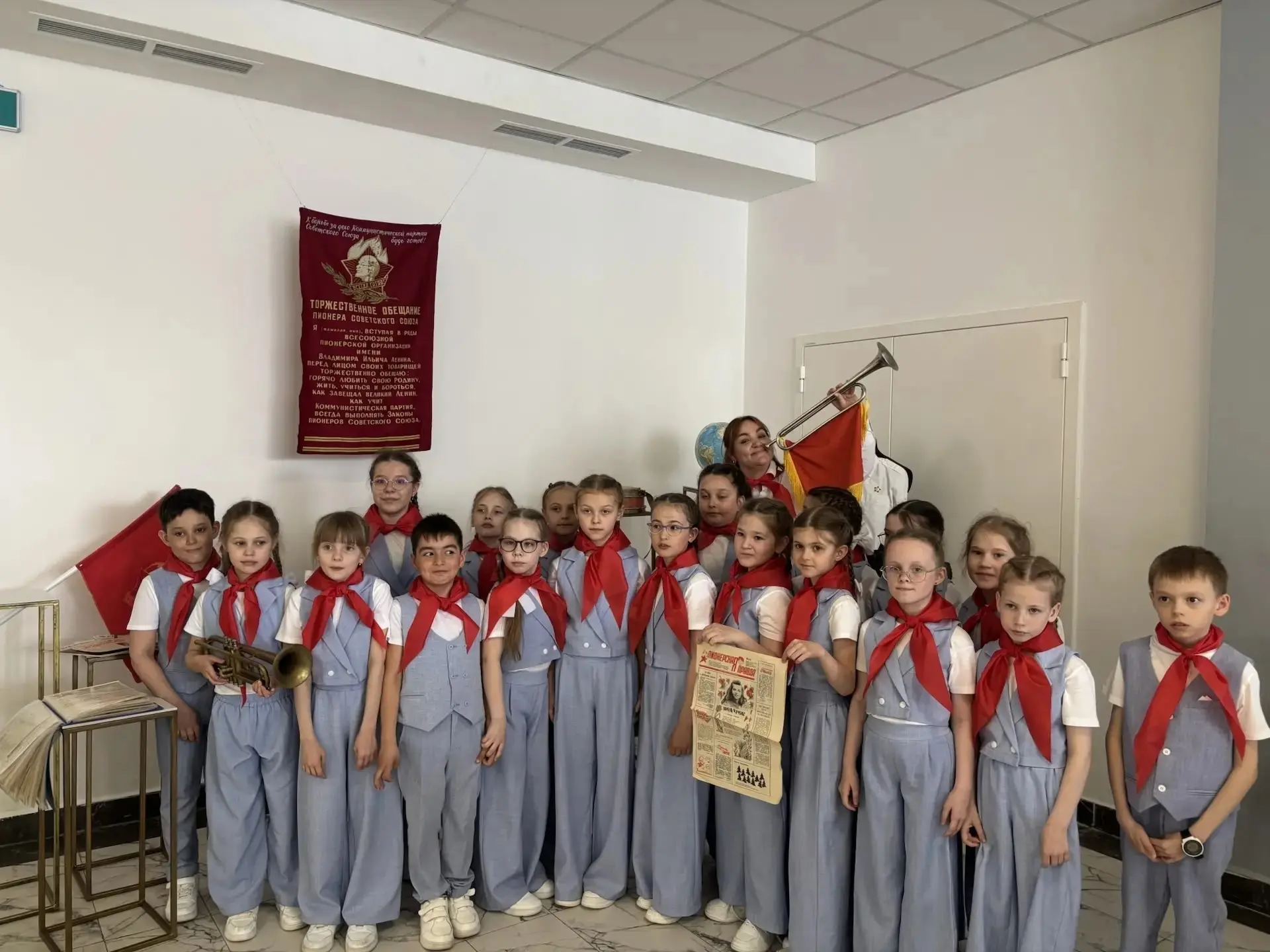 Если вы есть- будьте Первыми! Галстуки, звуки пионерской зорьки и веселые песни пионеров.   День дет