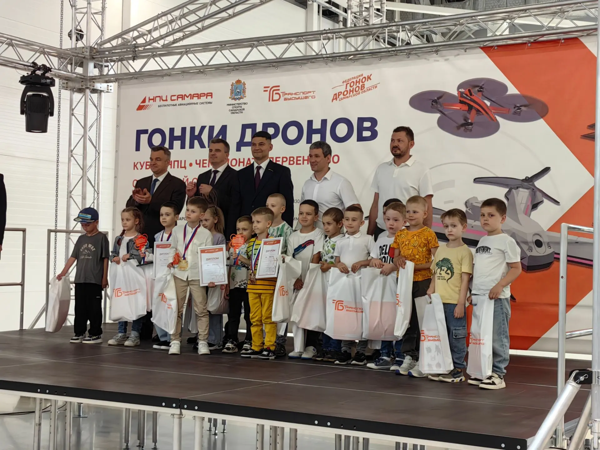 Они ещё не ходят в школу, а уже юные пилоты... У этих детей прошивка v. 80.0