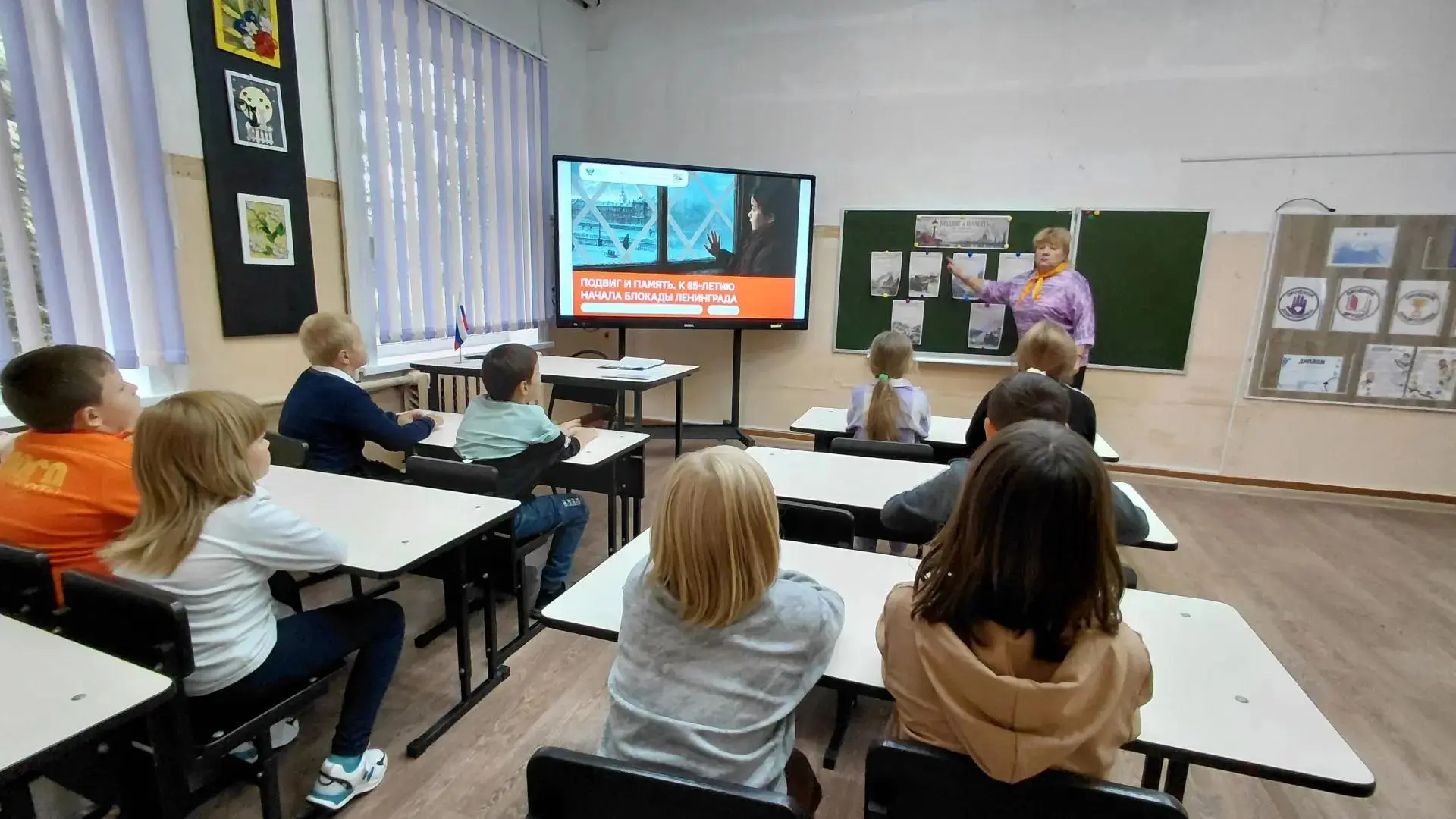🇷🇺Утро понедельника традиционно в школе началось с исполнения гимна и подъема флага Р...