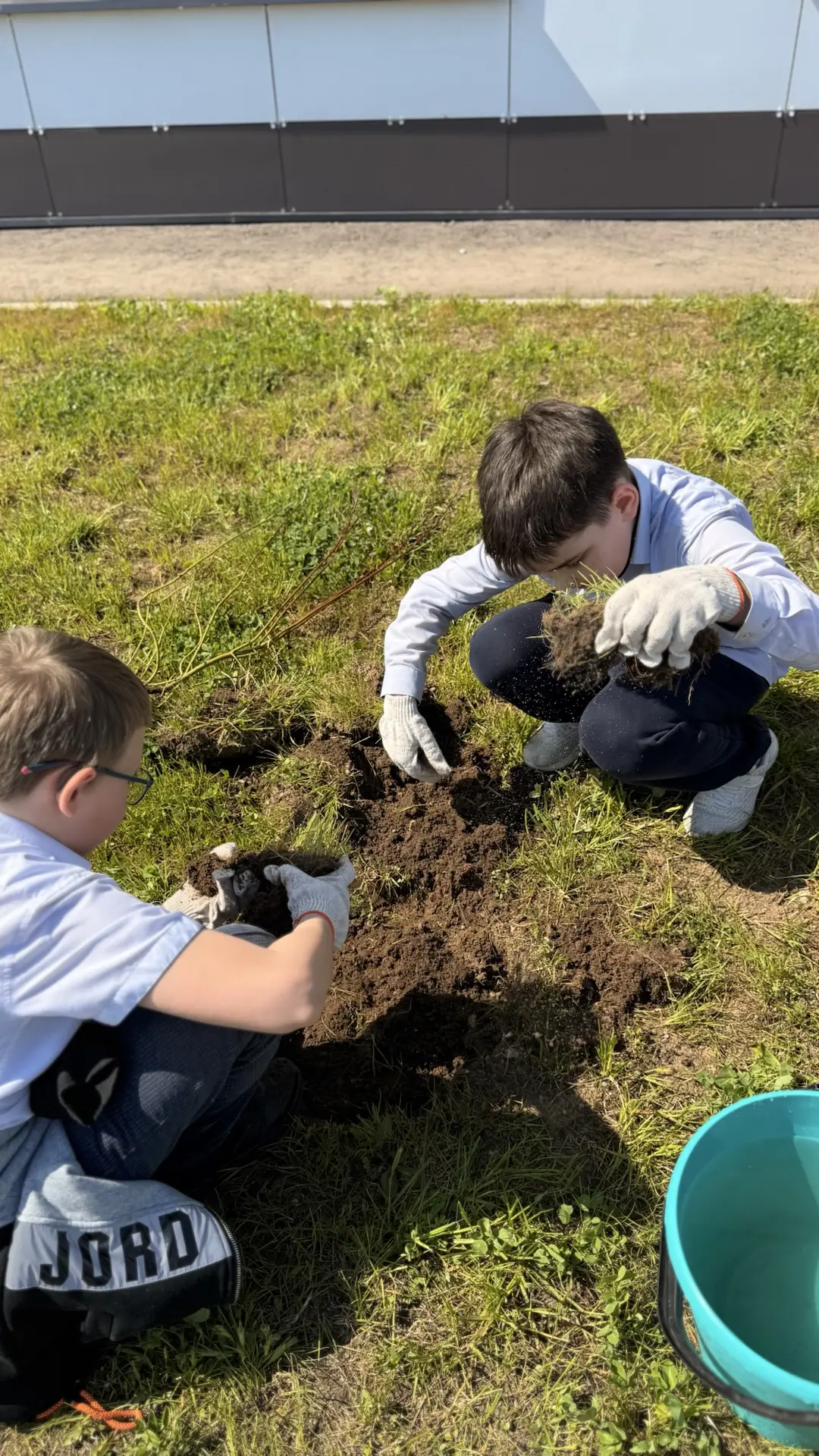 🌱 Ученики 4г класса вместе с родителями присоединились к акции «Зелёный школьный двор» и сделали важ