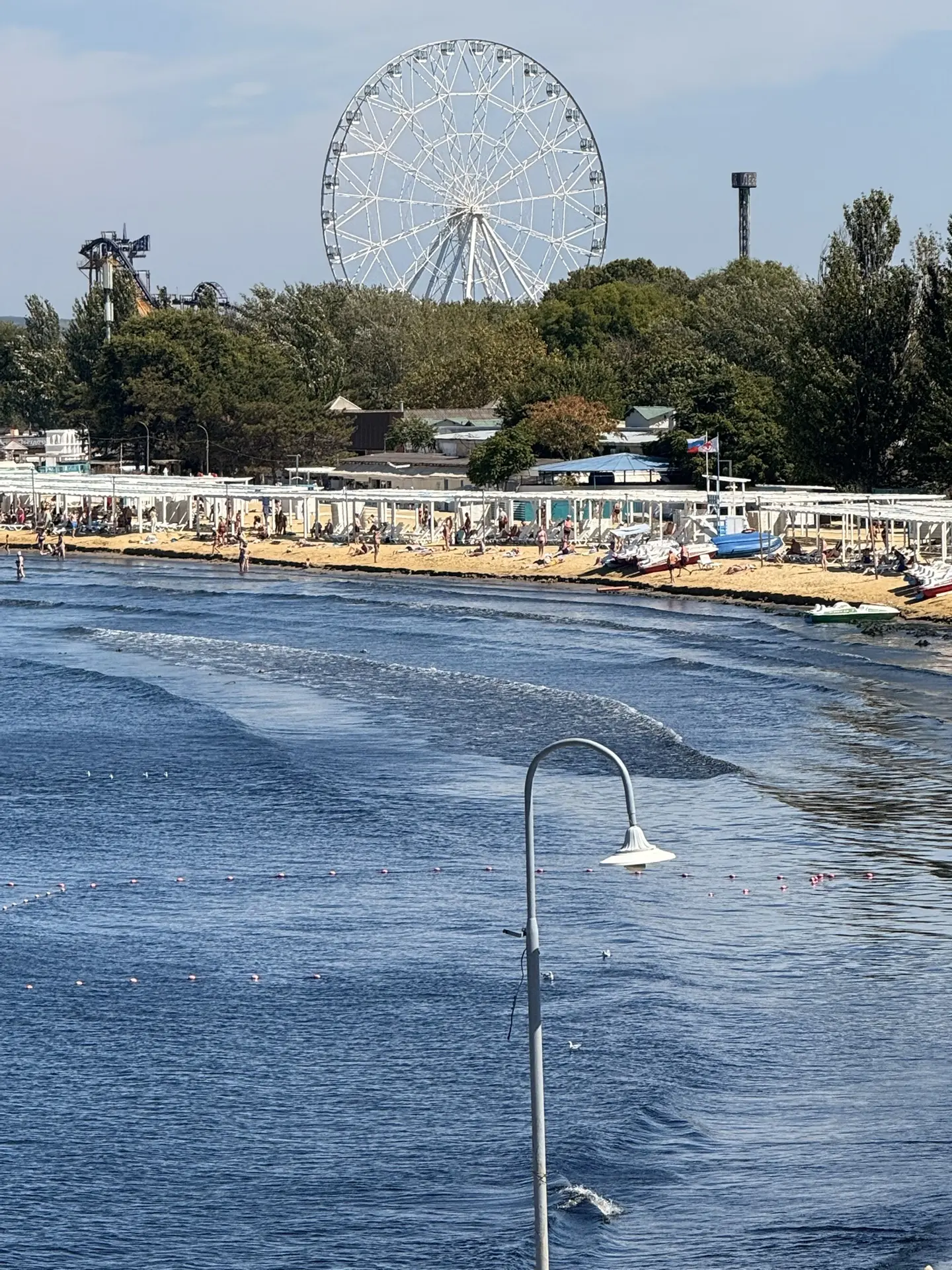 На Лечебном пляже море пока в буквальном смысле чёрное, ждём отжимного ветра посильнее🌊