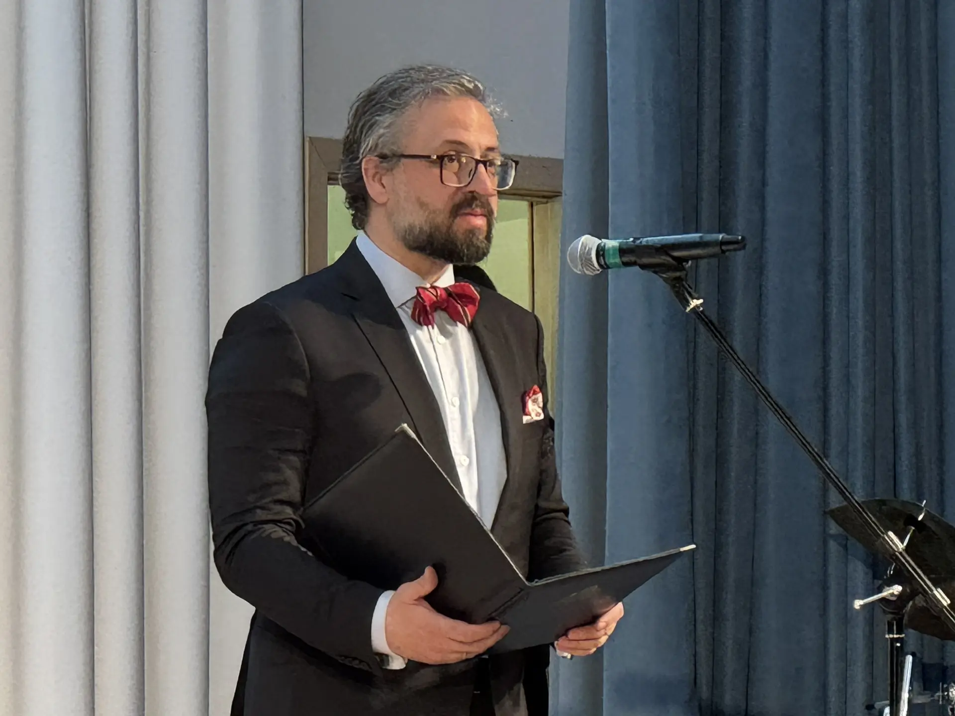 Момент, когда зал наполняется светом не от софитов, а от сердец, открывающихся музыке.