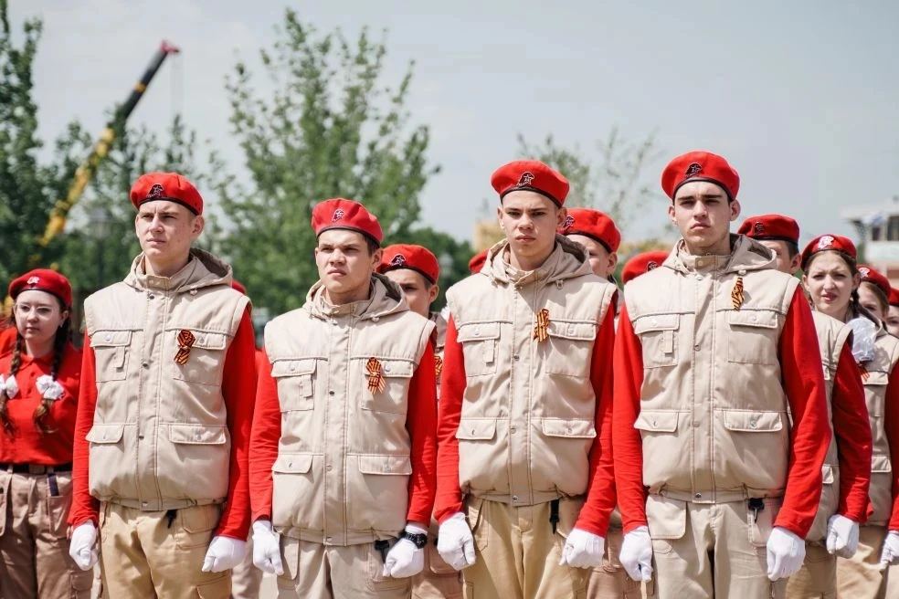 💫 Юнармейский отряд «Пламя» школы №53 принял участие в торжественной церемонии открытия финала Всеро