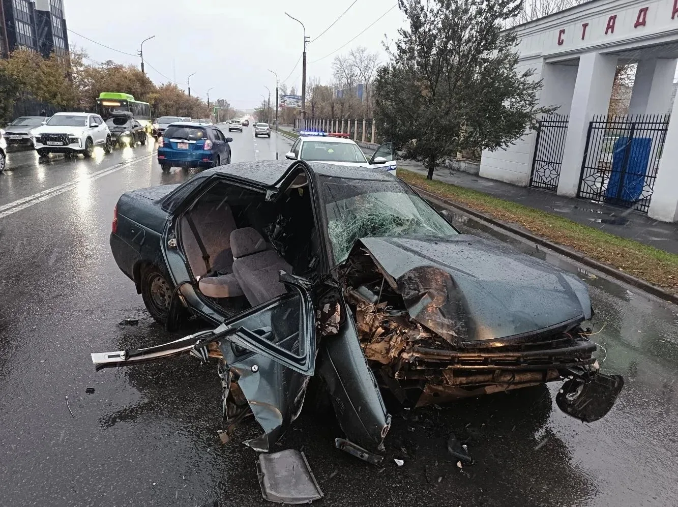 Рано утром 5 октября в Кургане автомобиль «Лада Приора» врезался в опору линии электроп...