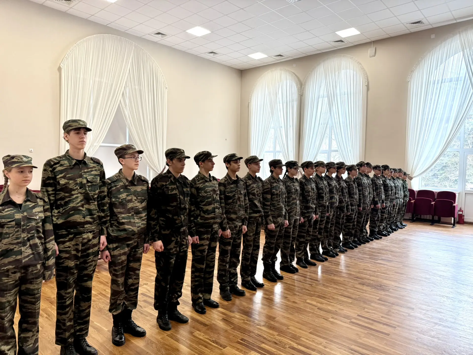 Сегодня в нашей гимназии состоялась торжественная церемония вступления в ряды Юнармии! 🌟 25 школьник