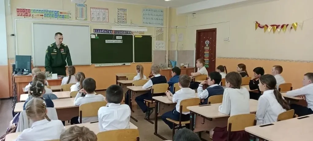 Встреча с участником специальной военной операции! 🤝🏻  Сегодня, 8 мая, в наших классах 1 «Д», 2 «Г» 