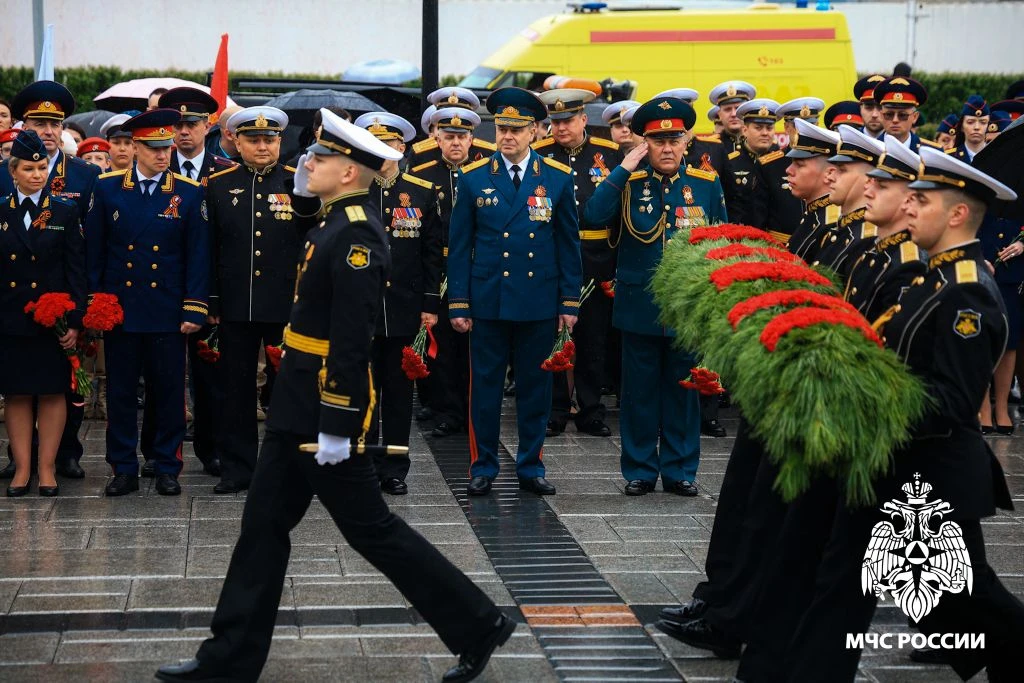 У Вечного огня — в знак памяти и благодарности  На Корабельной Набережной у Вечного огня мемориала «