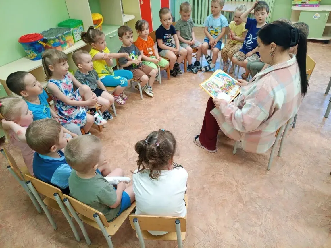 Когда за окном звенит лето, а солнце заглядывает в каждое окно, в 13 дежурной группе наступает время
