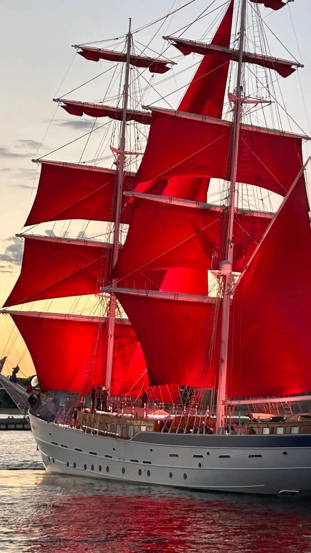 АЛЫЕ ПАРУСА-2026 ⛵️

Звёзды и космонавты поздравили всех выпускников Санкт-Петербурга, включая выпус