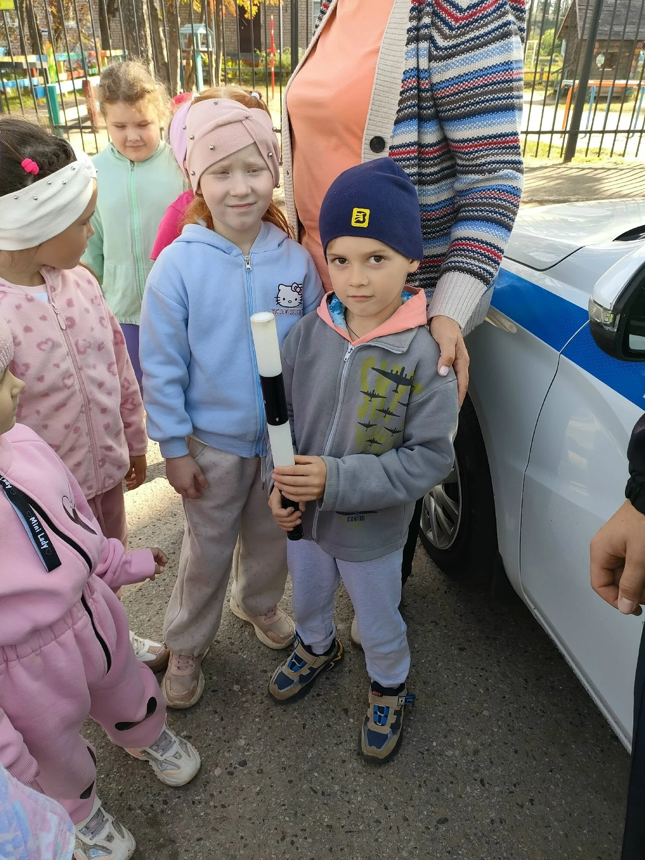 🚔 В гостях у малышей детского сада №4 побывал инспектор ДПС Александр Сиднев.