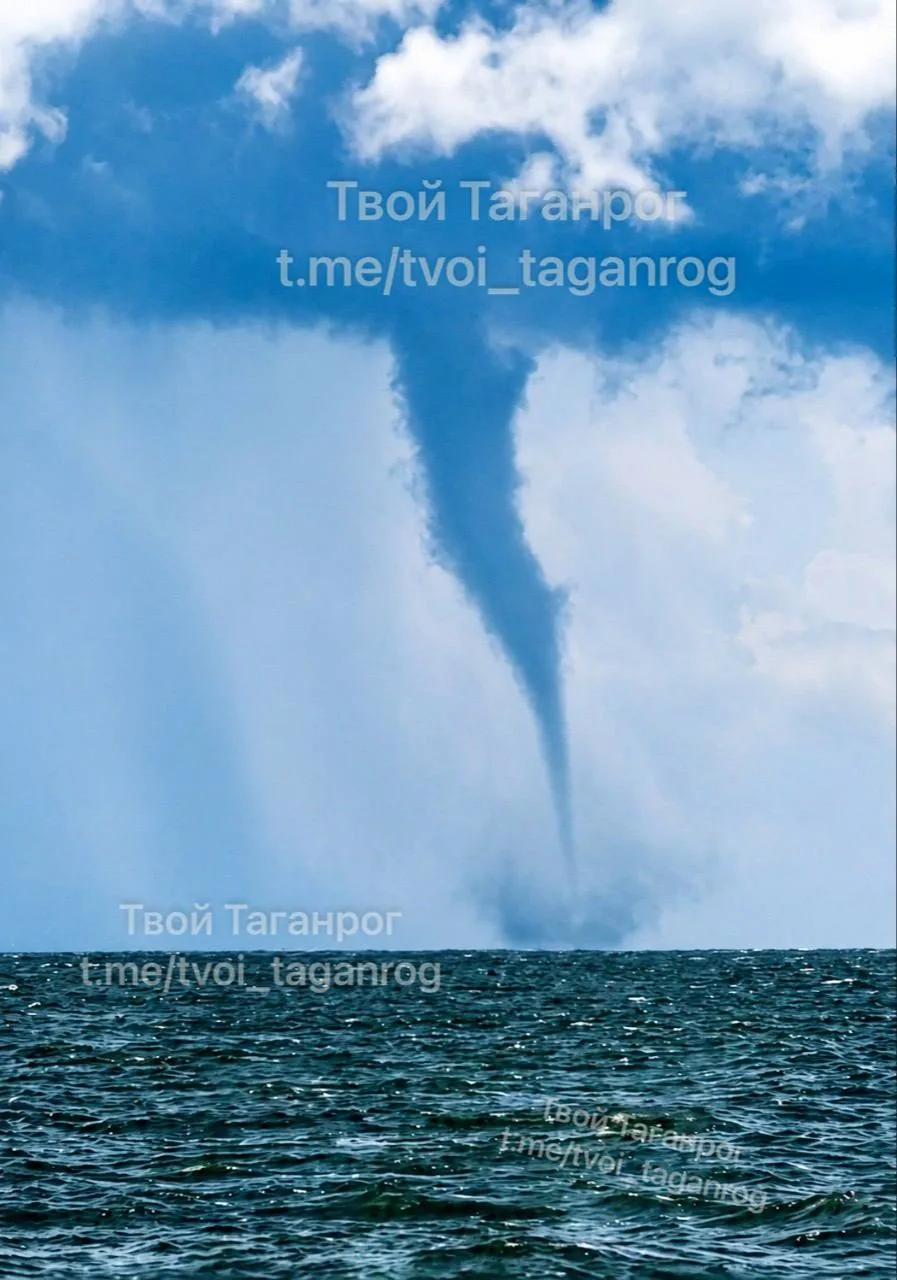 Сегодня над Таганрогским заливом был замечен смерч.🌪