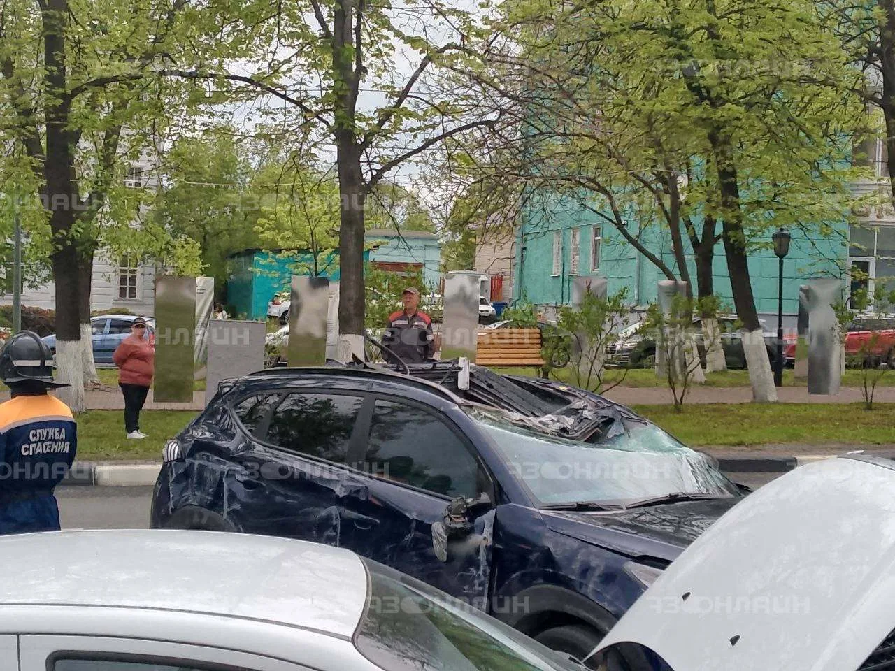 Авария с двумя иномарками на Гончарова  Синий автомобиль перевернулся, рядом с перевязанной головой 