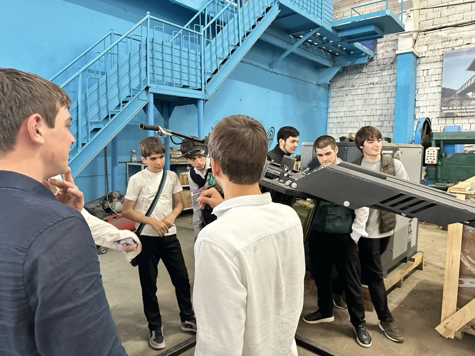 🏭 Школьники Кизилюрта посетили завод металлоконструкций в рамках профтура  Территориальный центр зан