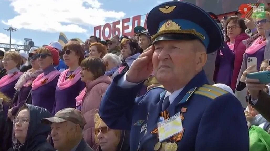 😮 Парад Победы в Казани — кадры с места событий  В этом году шествие прошло без военной техники, но 