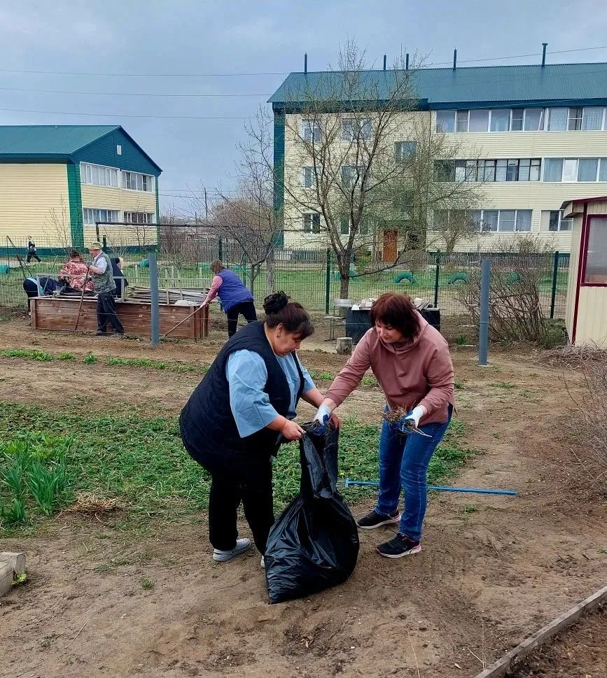 Субботник в Волчихинском доме-интернате: сотрудники и проживающие учреждения объединились, несмотря 