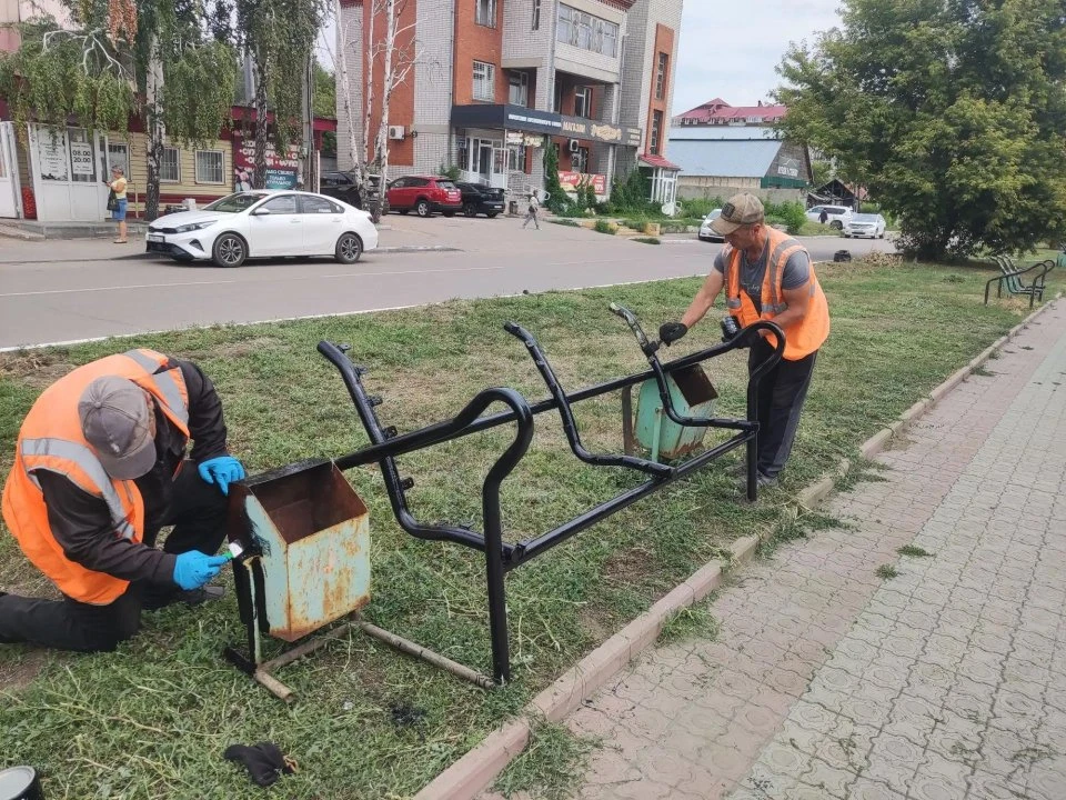 Ремонт скамеек, грейдирование и полив цветов: на улицах Рубцовска продолжает работать «...