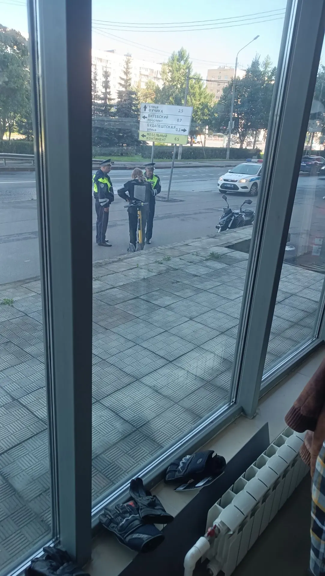 Внимание любителям припарковаться под окнами Байкленда на Славе5. Так то это тротуар, п...