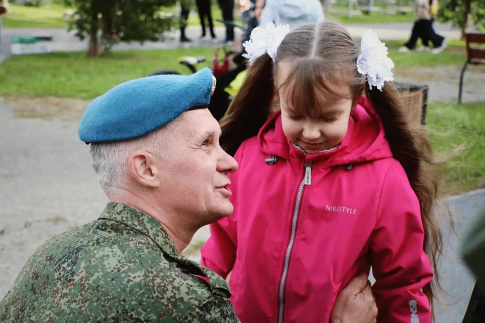 «Папа просил позаботиться о родных»: ветеран СВО проводил дочь погибшего товарища в пер...