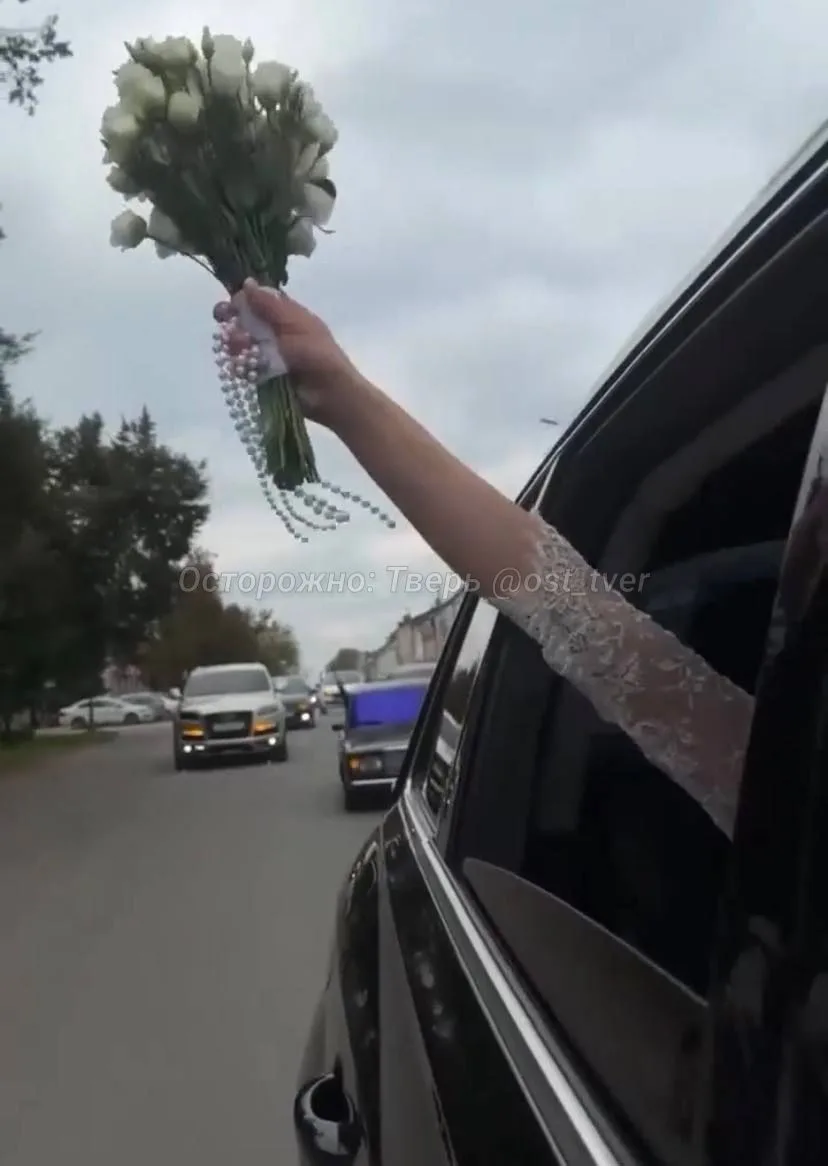 😱 В Вышнем Волочке полиция ищет участников свадьбы, которые устроили покатушки по горо...
