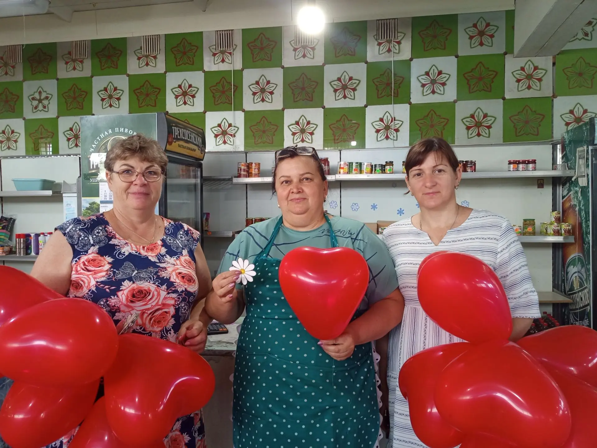 Ветлянинский дом культуры провёл акцию «Подари ромашку». Работники дома культуры совместно с соцзащи