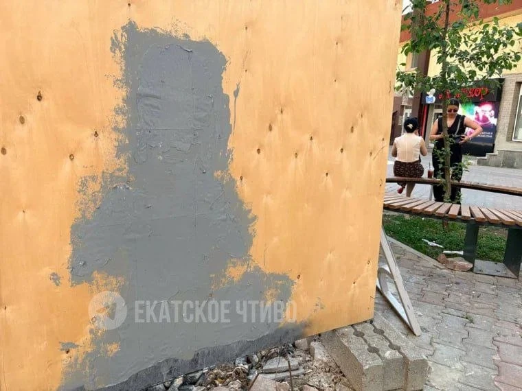 Закрасили провокационное граффити возле ЖК, в который попал беспилотник.  Стрит-арт с удивленной дев