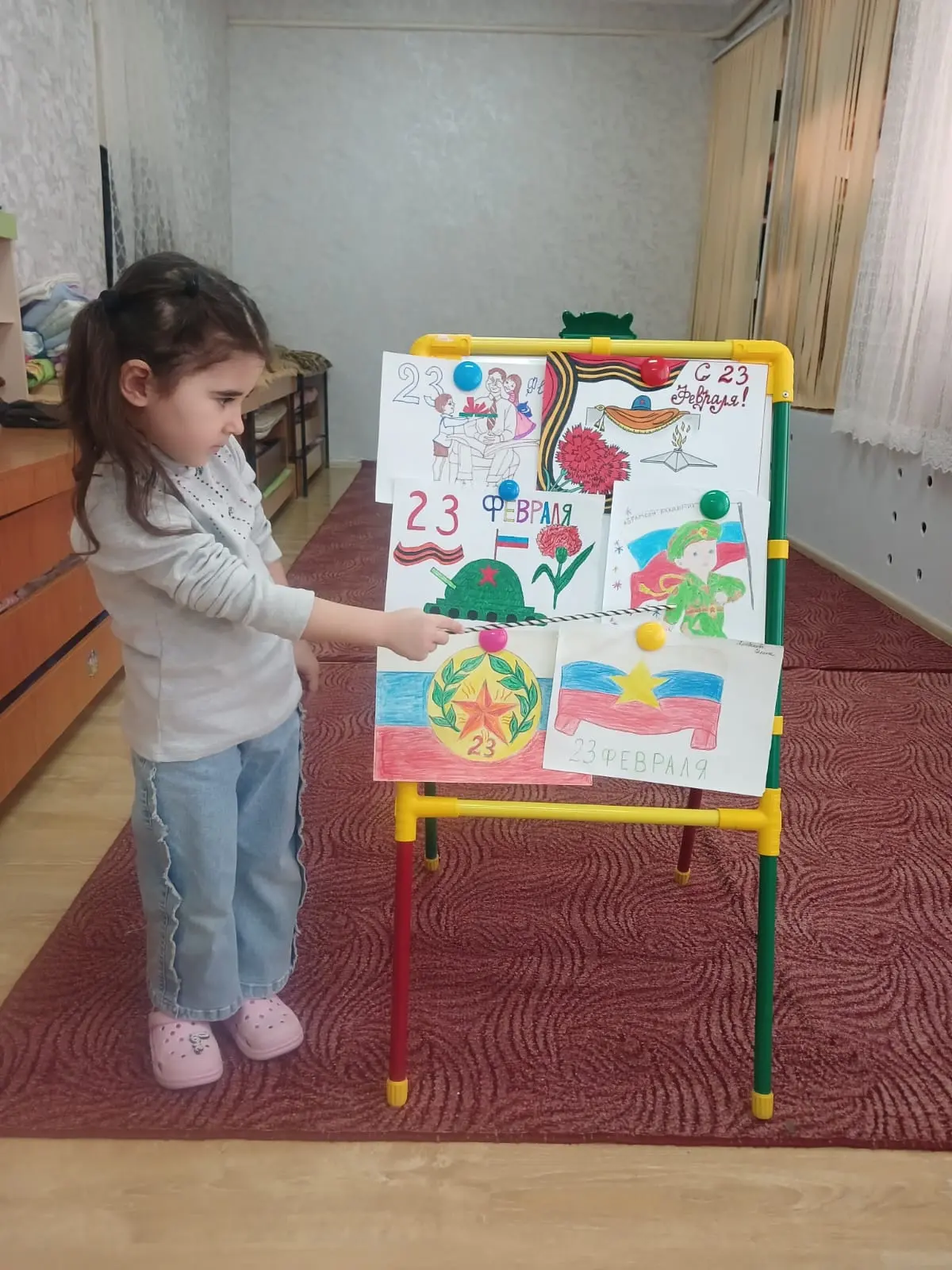 Художественно эстетическое развитие в средней группе(Аппликация)"Подарок папк"Восп:Аске...
