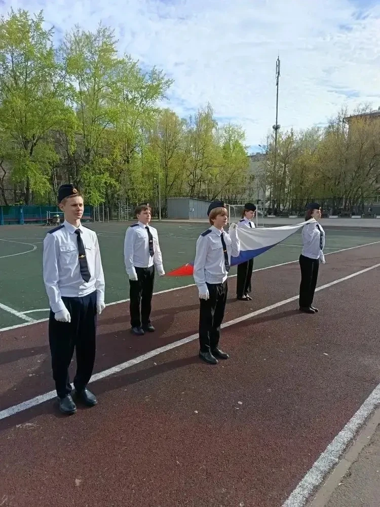 🇷🇺 Равнение на флаг!  Сегодня знаменная группа школьного корпуса №1 торжественно осуществила вынос и