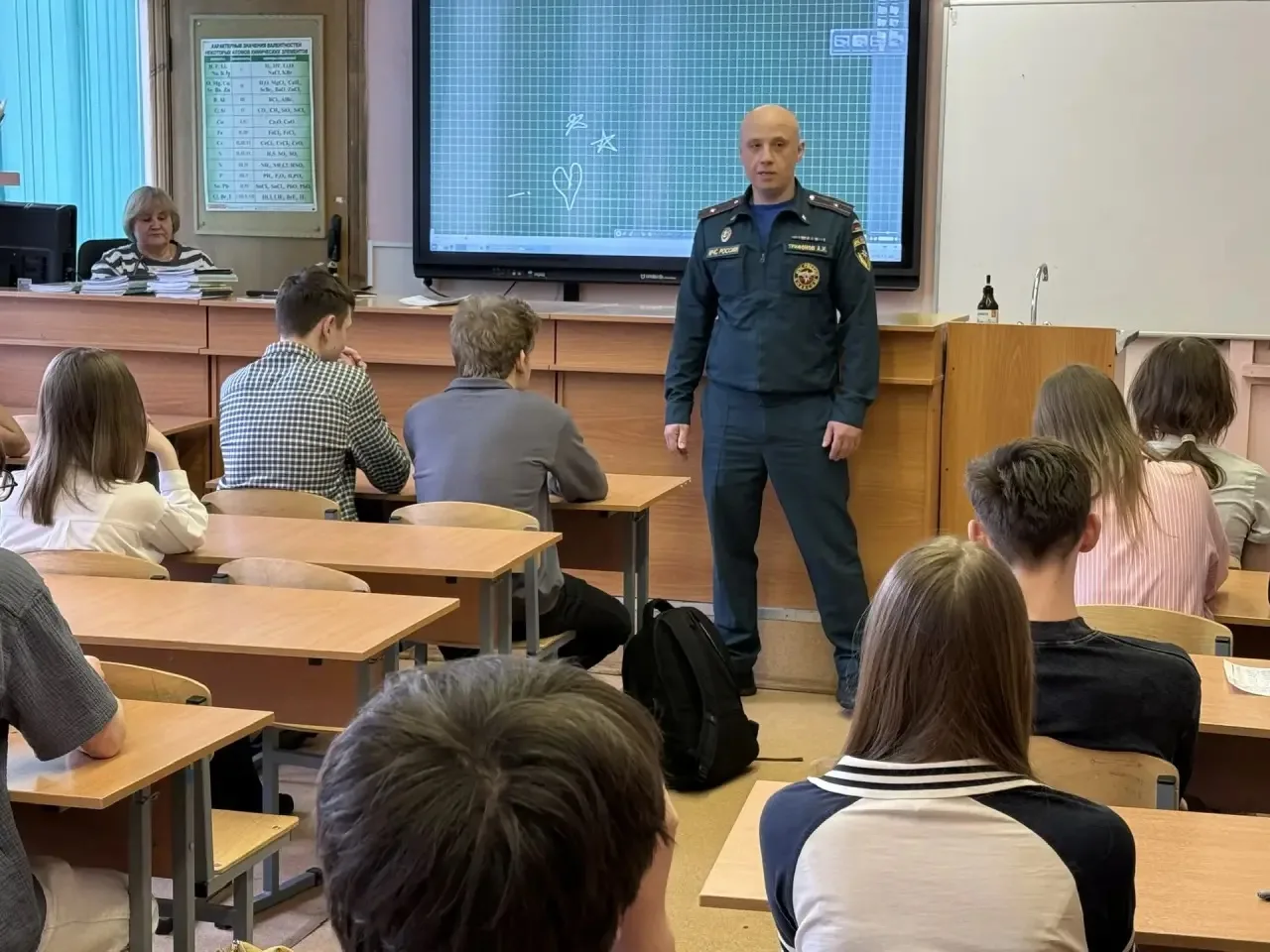 Безопасность превыше всего! ☝🏻   Перед восьмиклассниками нашей школы выступил инженер 4 ТОНПР (по ЦА