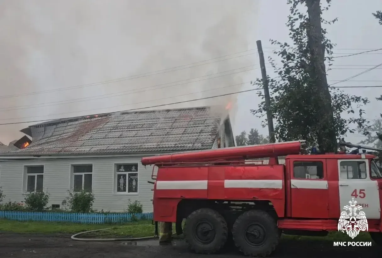 Пожарные отстояли школу в Бурятии, пока дети отдыхали на каникулах 

Ранним утром 1 августа в селе Ш