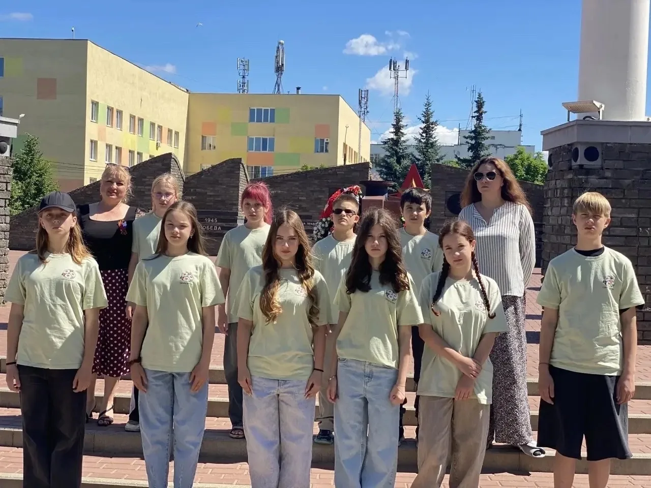 «Цветы добра» почтили память героев✨
#ЦветыДобра #школа131нн #ВолонтерыПобеды52 #ДобрымБытьЗдорово
2