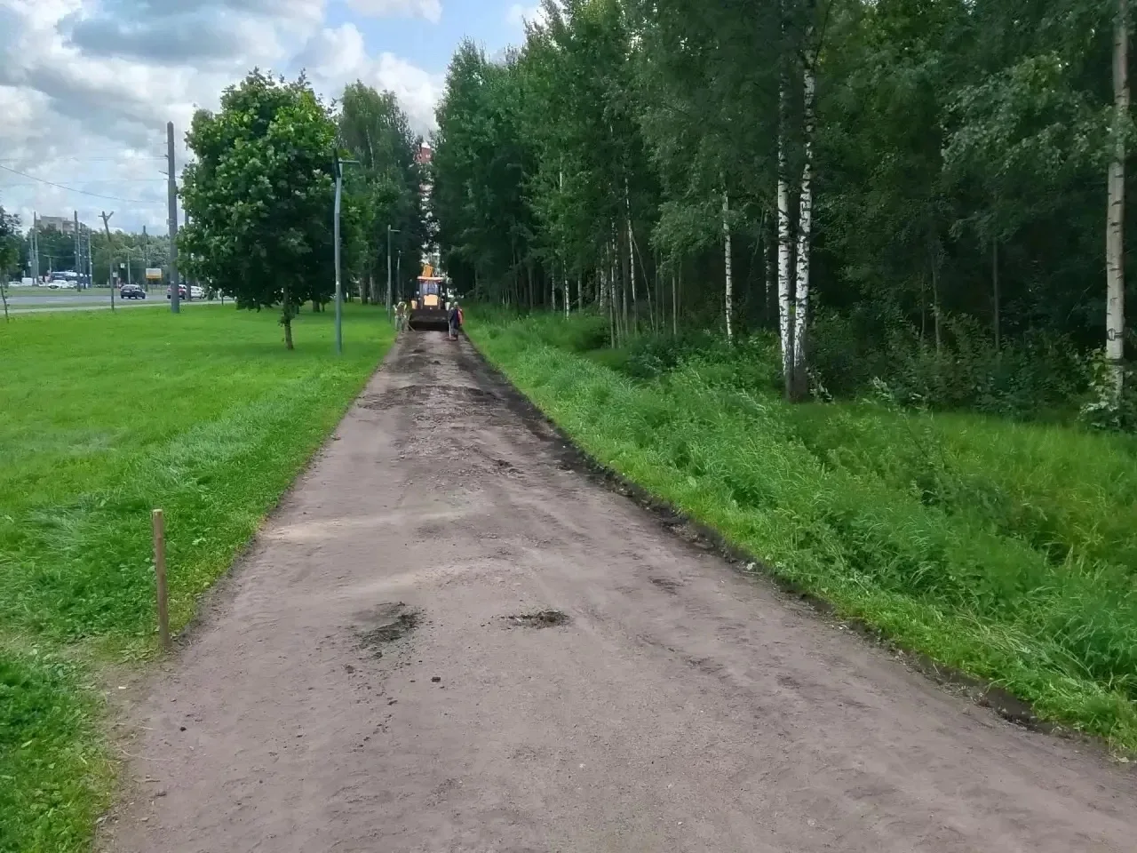 Завершили работы по ремонту щебеночно- набивного покрытия дорожки вдоль Тихорецкого пр.